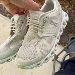 Women's On Cloud 5 Low Top Sneakers Size 7